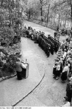Dresden, Hellerau. Deutsche Werkstätten Hellerau: Feierliche Freigabe eines dem Antifaschisten und von den Nazis hingerichteten Kurt Schlosser gewidmeten Steines in den Hellerauer Werkstätten, 1965