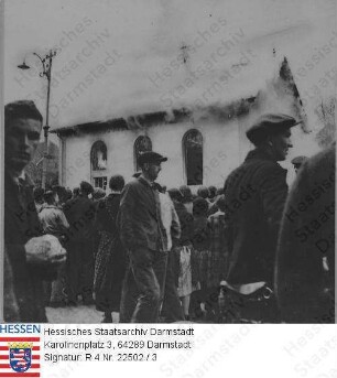 Ober-Ramstadt, 1938 November / Zerstörung und Brand der Synagoge / Schaulustige vor brennendem Gebäude