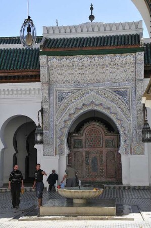 Fes - Moschee Quraouiyine : In einer Seitengasse der Medina versteckt befindet sich die besonders reich verzierte Moschee Quraouiyine, die um 850 erbaut wurde, Aufgenommen in Fes am 27. Oktober 2010