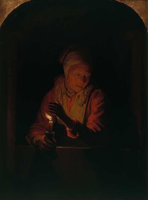 Alte Frau mit Kerze hinter einer Halbtür