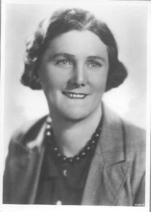 Porträt Gretl Schwarz. Fotografie (signierte Postkarte mit Widmung verso, bezeichnet "Döbeln 36 / 38")