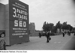 SED-Parteitagswerbung und Passanten