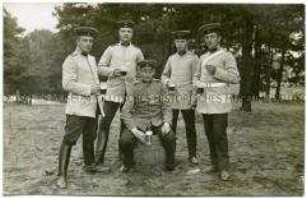 Soldaten mit Biergläsern