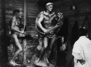 Szene aus dem Dokumentarfilm: "Der Dresdner Zwinger. Ein Werk praktischer Denkmalpflege": Bildhauer mit Modell und Skulptur