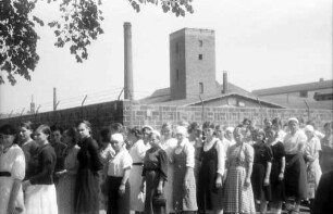Berlin, Reinickendorf: russische Arbeiterinnen vor Fabrik