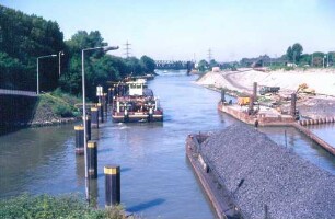 Schubverbände im Unterwasser der Schleuse Gelsenkirchen/Rhein-Herne-Kanal