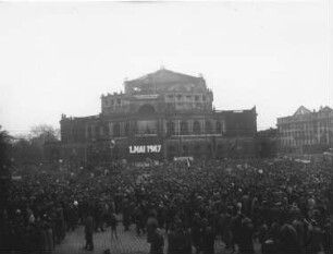 Dresden-Altstadt, Theaterplatz. Kundgebung am 1. Mai 1947. Ansicht nach Westen gegen Ruine der Semperoper