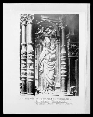 Chorgestühl mit Madonnenrelief