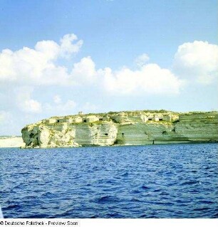 Südküste beim Fort Benghisa. Verteidigungsanlagen im Kalkriff