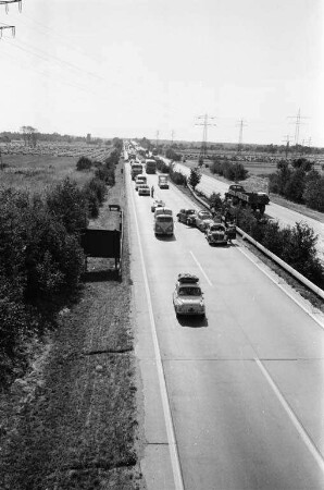 Auffahrunfall auf der Autobahn und damit einhergehender Verkehrsstau.