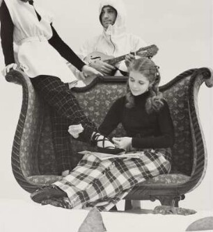 "sofa in snow", Modeaufnahme, Modelle Judith Underwood, Beth Hertzler und Mr. Rath (Mademoiselle)
