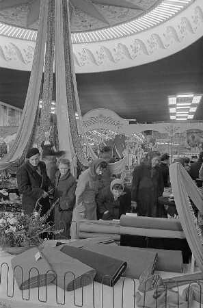 Messebesucher in der Ausstellungshalle Bulgariens vor einer Präsentation von Stoffen