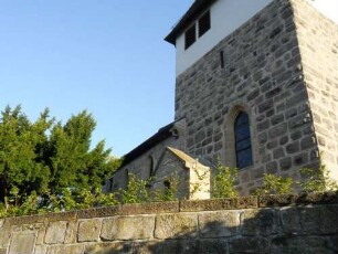 Kirchturm von Süden (Chorturm mit Turmchor) über Kirchhofmauer