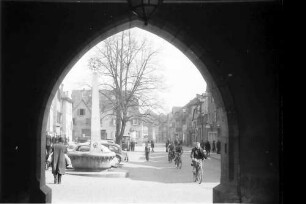 Lahr: Durchblick durch Bogen des Rathauses auf Urteilsplatz