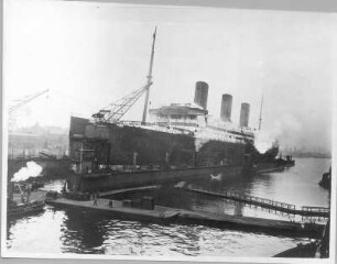 Hamburg. Hochseepassagierdampfer "Vaterland" bei der Schiffswerft Blohm & Voß im Schwimmdock