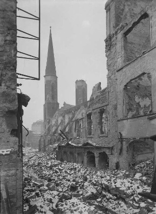 Dresden. Trümmerschuttbedeckte Straße gegen Ruine der Sophienkirche