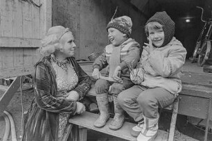 Dompteurin Ursula Böttcher mit 2 Kindern 1975. SW-Foto © Kurt Schwarz.