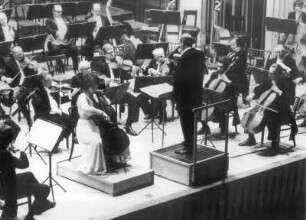 Die Cellistin Angelika May während eines Konzertes