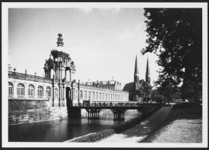Zwinger und Sophienkirche : Dresden-Altstadt. Blick über den Wassergraben auf Langgalerie und Kronentor des Zwingers mit der Sophienkirche im Hintergrund