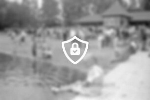 DLRG-Ortsgruppe Reinfeld: Sommerfest am Herrenteich: Badeanstalt: Liegewiese: vorn rechts Steg mit Kindern: hinten Zuschauer und Bäume: 16. [Name maskiert]