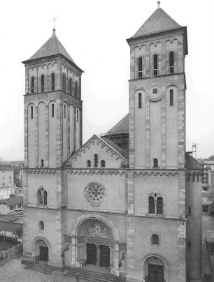 Kath. Bernarduskirche (Kirche, kath.); Frankfurt, Koselstraße 11