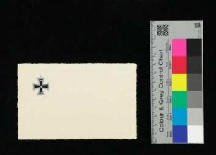 Die Postkarte ist neutral gehalten. Auf ihr ist nur ein eisernes Kreuz gedruckt