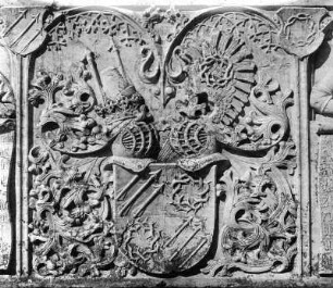 Wappenepitaph für Heinrich von Horben zu Ringenberg und Rudolf von Horben zu Ringenberg : Wappenepitaph für Heinrich von Horben zu Ringenberg und Rudolf von Horben zu Ringenberg. Marmor (rötlich) (1506/1509; S. Bocksdorfer). Detail mit Familienwappen. Gestratz, Pfarrkirche Sankt Gallus, Außenwand