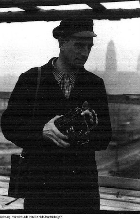Dresden. "Australier in Dresden" Architekt John Walker auf einer Baustelle, November 1951