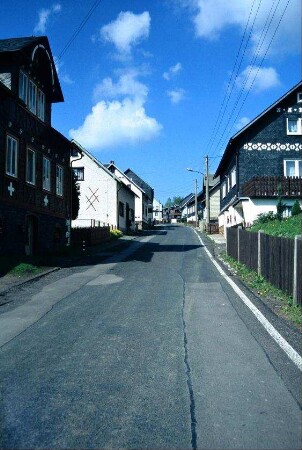 steil ansteigende Steinacher Straße mit Häusern