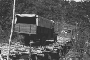 Überquerung der Lukumburu-Brücke : Überquerung des Expeditionsautos der Holzbrücke über den Lukumburu Fluss