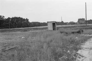 Abort : Blick auf ein Feld und einen Verschlag