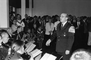 Barsbüttel: Neujahrsempfang: Feuerwehrorchester Hagenow spielt unter Leitung von Horst Stieg: hinten Zuhörer: 11. Januar 1998