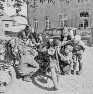 Rep. Kaschwitz : Kaschwitz. Junge Männer beim reparieren eines Motorrades
