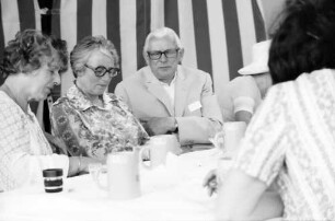 26. Tagung 1976 Physiker; Gruppen beim Bayrischen Frühstück: Frau Pragher, D. Wiedersheim, Adolf Butenandt