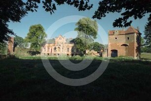Schloss und Burgtor in Alt-Kischau