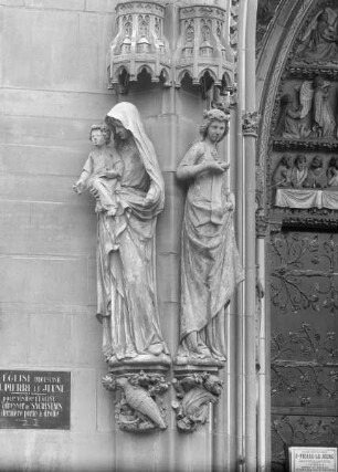 Westlicher Pfeiler mit Statuen einer Madonna und einer Heiligen