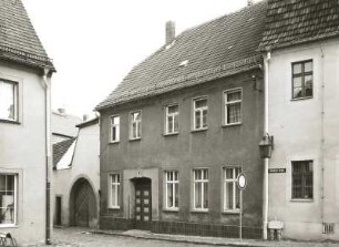 Belgern, Oschatzer Straße 1. Wohnhaus (1801/1850). Straßenansicht