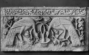 Relief mit trinkenden Pfauen