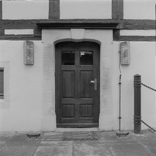 Hohnstein, Rathaus, Portal der Hofseite mit eisernen Abstreichern