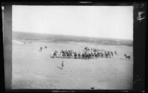 Nador (Marokko): Reiterschar am Meer (Rückansicht) ("Abholen der Post in Nador")