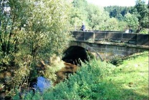 Brücke aus Natursteinquadern unmittelbar am Ortseingang