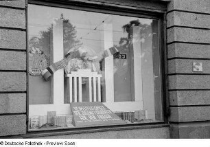 Schaufenster, dekoriert mit Werbung für die Weltfestspiele der Jugend und Studenten in Berlin