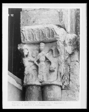 Romanische Kapitelle — Drei Figuren mit Blattornament