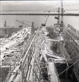 Baustelle zur Errichtung eines Großbunkers für deutsche U-Boote im Hafen von Lorient (vermutlich) an der französischen Atlantikküste