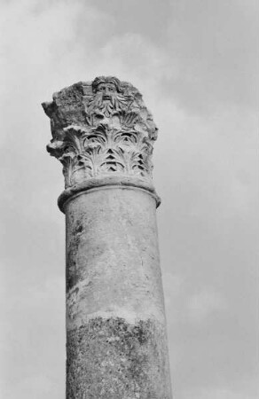 Säule mit Kapitell