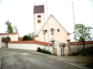 Ansicht von Westen mit Kirche (Kirchturm im Kern Frühgotisch-Langhaus 1746 weitgehend erneuert) über Kirchhofmauer (Wehrgang im 18 Jh abgetragen)