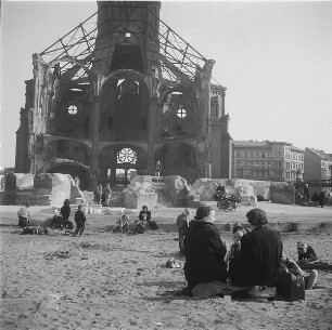 Berlin-Kreuzberg. Spielplatz vor der Emmauskirche