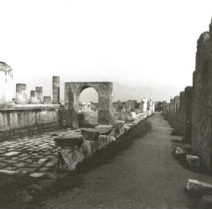 Pompeji. Forum. Blick auf die Westseite mit Jupitertempel