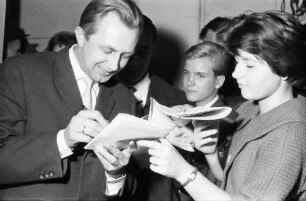 Donaueschingen: Donaueschinger Musiktage; Wlodzimierz Kotonski (Polen), gibt Autogramme