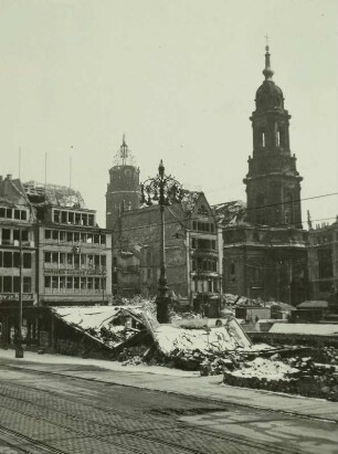 Dresden-Altstadt, Wilsdruffer Straße. Blick über den Altmarkt mit zerstörten Wohn- und Geschäftshäusern und Kreuzkirche gegen den Rathausturm (nach Südost)